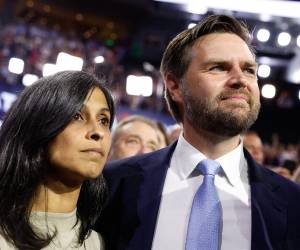 El senador J.D. Vance fue anunciado por Donald Trump para formar parte de su fórmula en su segunda carrera a la Casa Blanca. Esto ha puesto en los reflectores a su esposa, quien ha sido un apoyo incondicional para él en su trayectoria política.