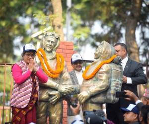 Funcionarios del gobierno nepalí colocan guirnaldas en las estatuas de Sir Edmund Hillary de Nueva Zelanda y Tenzing Norgay Sherpa de Nepal para conmemorar el Día Internacional del Everest en su 70 º aniversario de la primera ascensión al Monte Everest.