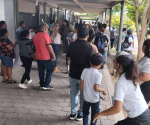 Turbas de personas enviadas por el director de Infop, Edgardo Loucel, para intimidar al sindicato de trabajadores.