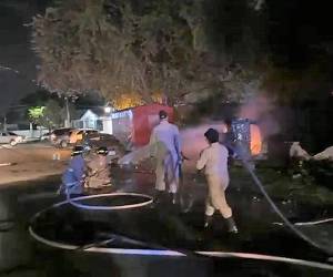 El automotor fue presa de las llamas que impidieron al conductor salir del vehículo al prenderse en llamas.