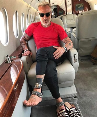 ¿Gianluca Vacchi ahora se viste de mujer?