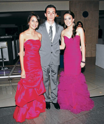 Elegancia en baile de graduación de la Macris School