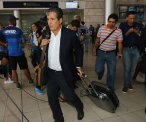 El estratega de la Selección de Honduras regresó este martes al país luego de su gira por Brasil.