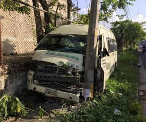 La alta velocidad habría causado que el busito se subiera a la acera e impactara contra el poste. (Foto: RedInformativaH)