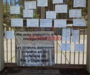 Las paredes del Instituto Técnico Honduras (ITH) fueron repelladas con mensajes para el maestro Mario Alberto Morazán, asesesinado este miércoles dentro del centro educativo. Fotos: Ledeny Zepeda/EL HERALDO.