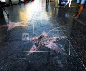 Foto de archivo, 25 de julio de 2018, de la estrella de Donald Trump en el Paseo de la Fama de Hollywood, dañada con un pico. El concejo municipal de West Hollywood pidió que se la retire debido al 'tratamiento perturbador de las mujeres y otras acciones' de Trump.