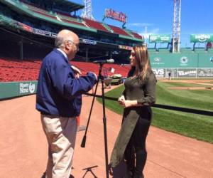 La compatriota tuvo el enorme honor de asesitir a la grama del estadio de las Media Rojas de Boston para cantarlas gloriosas notas estadounidense