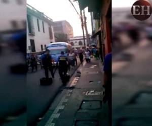 Las peleas entre vendedores y policías municipales son constantes, debido a una ordenanza que prohíbe la actividad de ventas ambulantes.