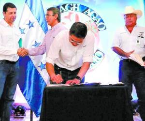 El presidente Hernández firmó un compromiso de apoyo.