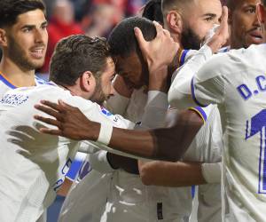 El defensa austriaco del Real Madrid David Alaba celebra con Nacho Fernández después de marcar el primer gol de su equipo durante el partido ante el Osasuna.