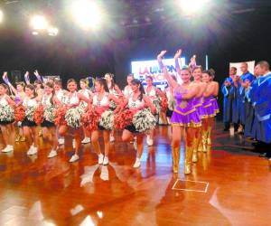 Porristas y palillonas del Renacimiento participaron en el lanzamiento.