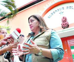 La primera dama de la nación, Ana García de Hernández, cuando daba declaraciones a la corresponsal de EL HERALDO en México, María Peters.