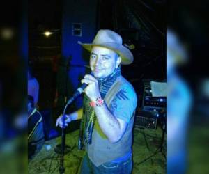 La víctima fue identificada como Ever Joel Muñoz Vallecillo, de 35 años de edad, quien era vocalista del grupo musical Proyecto G, de Santa Bárbara.