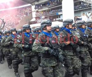 El grandioso show de la Policía Militar se roba las miradas y acapara la atención de los catrachos en el Estadio Nacional de Tegucigalpa. FOTOS: Lucía Zepeda/EL HERALDO.