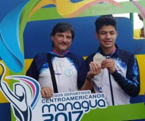Elvin Canales, de 16 años, le da a Honduras medalla de plata.