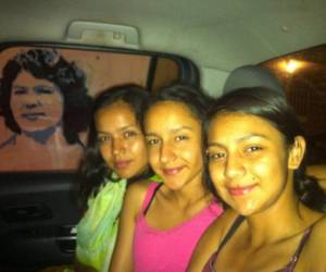 Las tres hijas de Berta Cáceres: Olivia, Berta y Laura, junto a un grafiti de su madre plasmado en su pared, foto: Tomada del Facebook de Olivia Cáceres.
