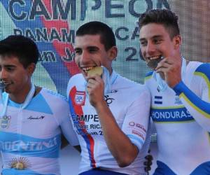 El hondureño Luis López muerde con orgullo su medalla de bronce lograda en Argentina.