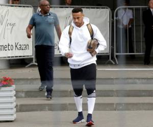 Neymar saliendo de un hotel en Kazán para ir al aeropuerto y partir hacia Brasil. (Foto AP)