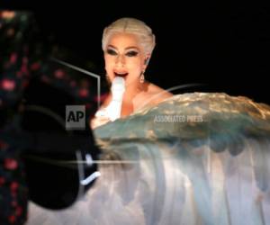 En esta foto del 28 de enero del 2018, Lady Gaga canta en la 60a entrega anual de los premios Grammy en el Madison Square Garden en Nueva York.