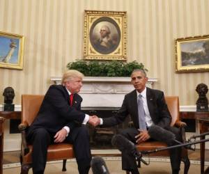 Donald Trump y el expresidente Barack Obama en una reunión en el Salón Oval de la Casa Blanca.