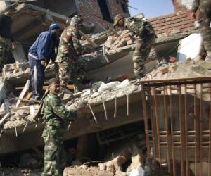 El poderoso temblor abrió grandes grietas en los muros y derribó parte de un popular mercado en la capital del estado.(Foto: AP)