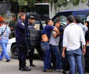 Compañeros del motorista lloran por su asesinato.