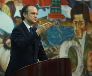 Miguel Albero desglosó las bibliopatías, entre las que están la bibliofilia, la biblioclastia y la bibliocleptomanía. Foto: Emilio Flores.
