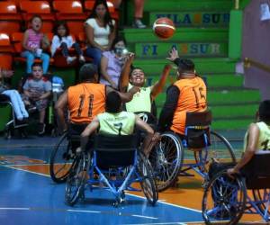 Los atletas se llevaron el aplauso de los presentes por su esfuerzo en cada jugada. (Foto:Jonny Magallanes)