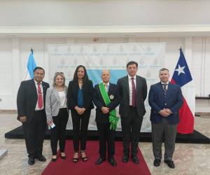 La distinción reconoció su exitosa labor en la promoción de relaciones comerciales, fomento de inversiones y estrechamiento de lazos diplomáticos entre Honduras y Chile.