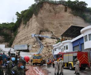El informe establece que, aunque los mapas geológicos y de amenazas del Distrito Central clasifican originalmente el sector como una zona de baja susceptibilidad a movimientos de ladera, las intervenciones humanas modificaron esas condiciones.