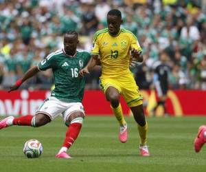 Julián Quiñones de México disputa un balón con Sphephelo Sithole de Sudáfrica durante un partido del grupo A del Mundial de la FIFA 2026.