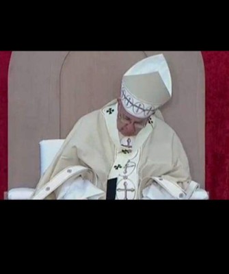 Foto del Papa dormido en misa, crea controversia en las redes