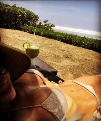 Ninel Conde publica sexy foto en bikini