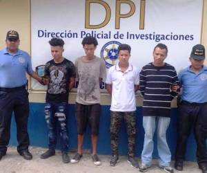 Los cuatro detenidos fueron puestos a la orden de las autoridades.