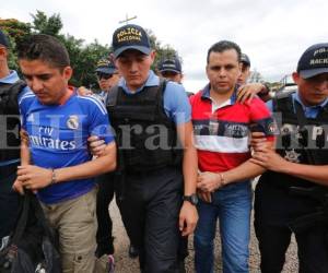 José Alberto Ponce Cáceres y Ángel Antonio Velásquez cuando llegaban a la DPI (Foto: Estalin Irías/ El Heraldo Honduras/ Noticias de Honduras)