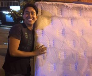 Rafa Avalos fue el mexicano que pidió ayuda en Facebook para recuperar su colchón. Foto: facebook.