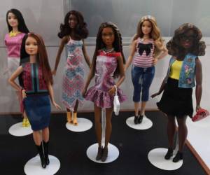 La muñeca, que es fabricada en los estudios de Mattel en Los Ángeles, ha vendido más de 1,000 millones de ejemplares desde su presentación en el Salón del Juguete de Nueva York, en 1959. Fotos AFP