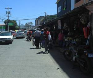 Los peatones deben usar la calle por la cantidad de negocios. Foto: Alex Pérez/EL HERALDO.