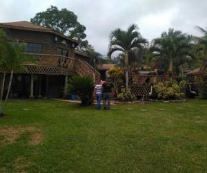 En Omoa, Cortés, al norte de Honduras, los agentes de la Dirección de Lucha contra el Narcotráfico (DLCN) notificaron el aseguramiento de un opulento inmueble. Foto: Cortesía DLCN.