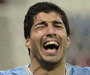 Luis Suárez suspendido por 9 partidos y 4 meses de toda actividad fisica por la FIFA, por morder al defensa italiano Giorgio Chiellini. (Foto AFP)