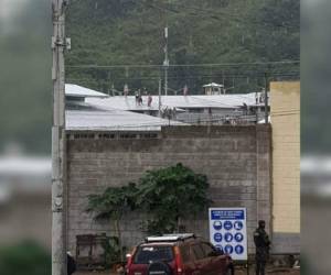 Al parecer un grupo de privados de libertad pretendían escaparse del reclusorio y para esto habrían desencadenado un amotinamiento. (Foto: El Heraldo Honduras/ Noticias Honduras hoy)