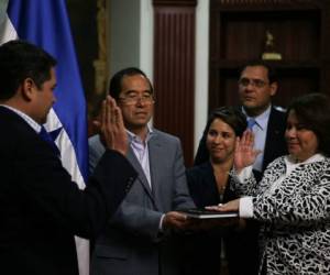 Lolis Salas fue juramentada por el presidente Juan Orlando Hernández.