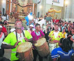 Los tambores y danzas le dieron la vistosidad a la ceremonia en honor a la Virgen de Suyapa en su 270 aniversario (Foto: El Heraldo Honduras/ Noticias de Honduras)