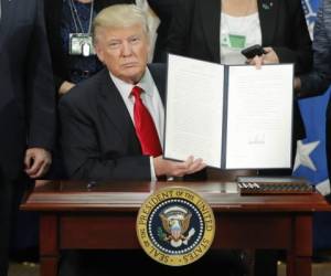 Donald Trump reveló que analiza emitir un nuevo decreto migratorio ante el bloque que sufrió el primero, foto: AP.