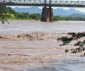 Equipos contingentes solicitan a la población tomar las medidas adecuadas como limpiar cunetas y tragantes.