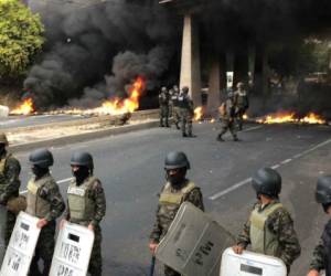 Los militares desalojaron las vías de acceso donde se realizaba la protesta.