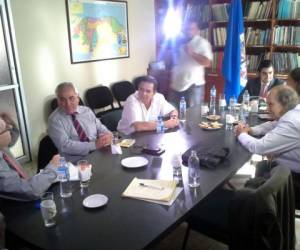 Los facilitadores del diálogo en reunión con el expresidente Rafael Callejas en la sede de la OEA. (FOTOS: Marvin Salgado)