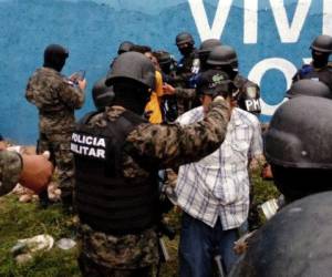 Bajo fuerte resguardo militar los reclusos fueron llevados desde la cárcel de San Pedro Sula hacia El Pozo en Ilama, Santa Bárbara.