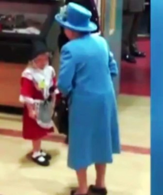 Niña saludó a la Reina Isabel y terminó golpeada