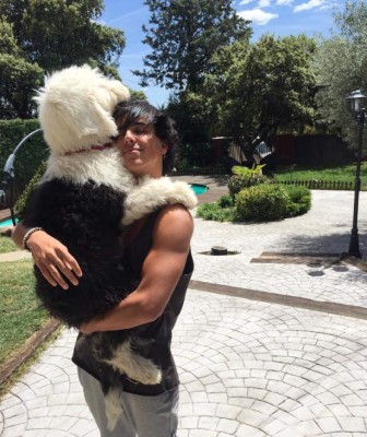 ¡Mario Casas tiene competencia! Su guapo hermano Óscar Casas se roba los suspiros